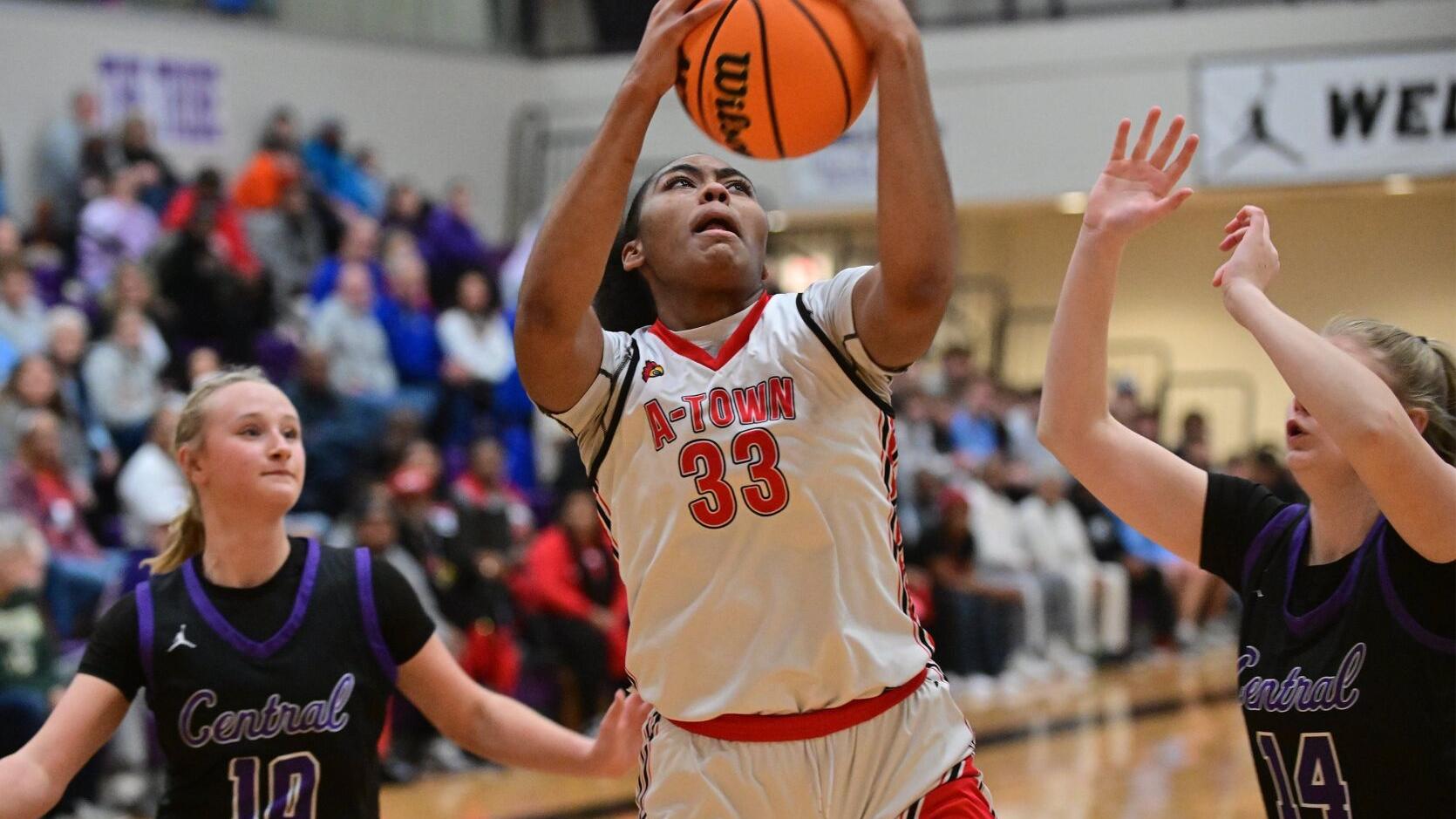 Jarius Powers overcomes foul trouble to help Alton top Breese Central for Mascoutah title